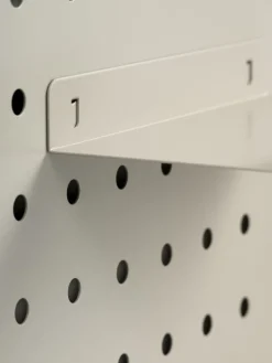 Otros>JYSK FUNDERPanel perforado FUNDER 52x42 con accesorios beis