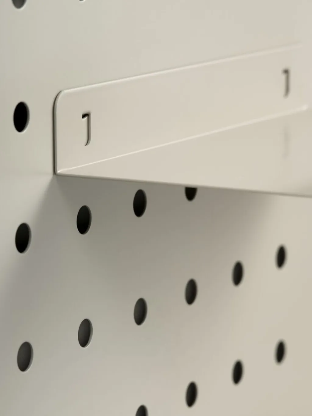 Otros>JYSK FUNDERPanel perforado FUNDER 52x42 con accesorios beis
