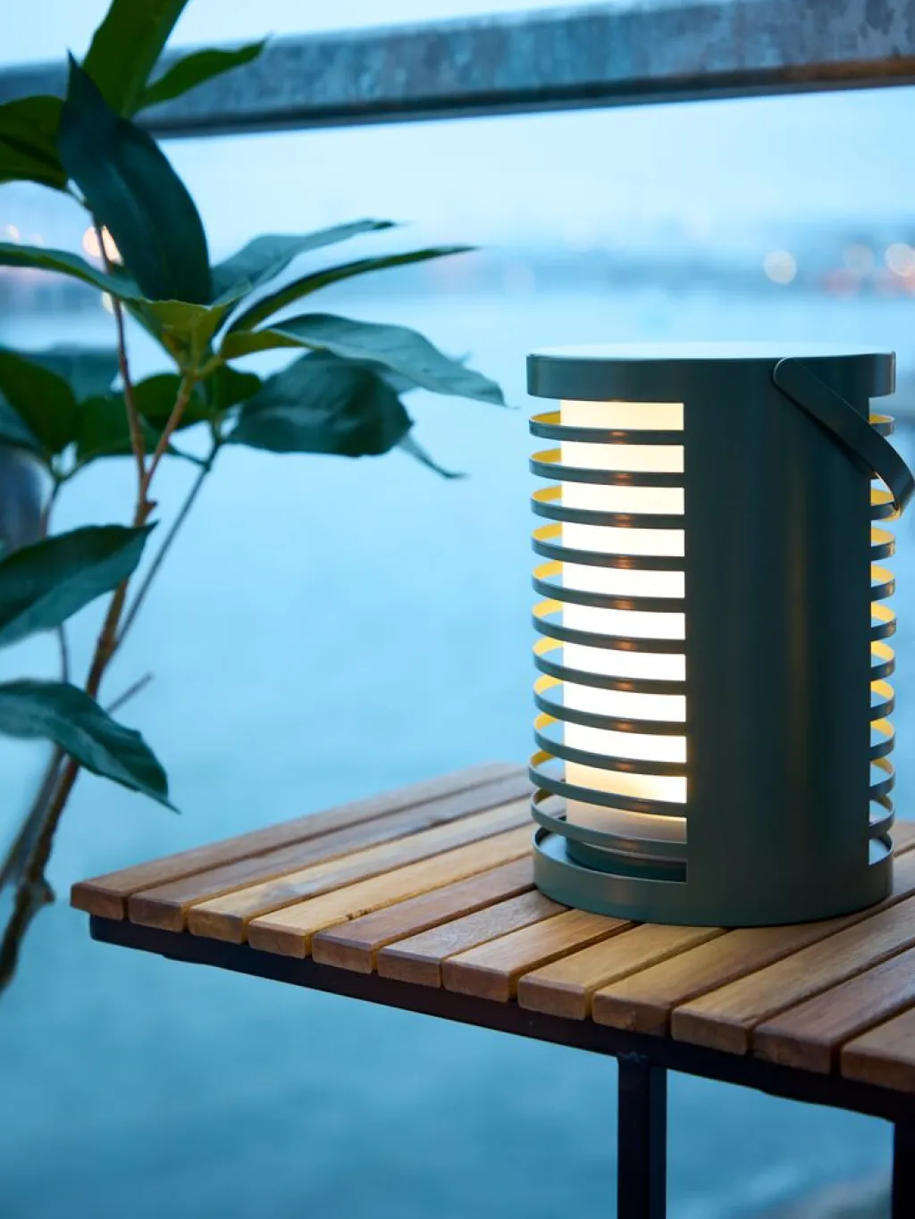 Iluminación Exterior>JYSK HAVTERNELámpara a pilas HAVTERNE Ø16xA22cm verde oliva