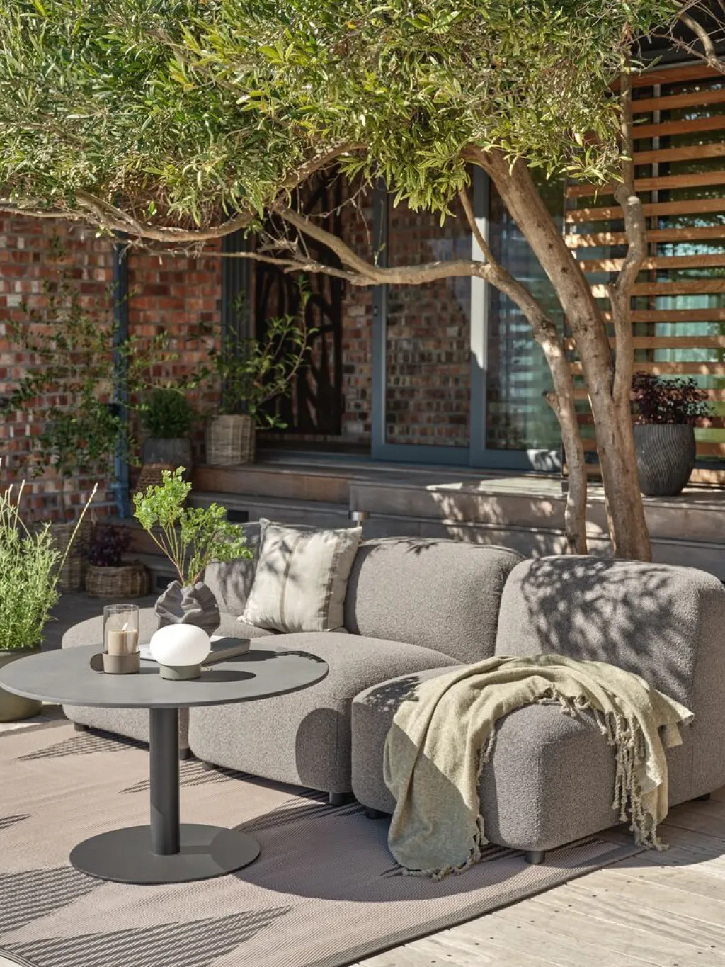 Conjuntos Mesa Y Sillas De Jardín|Muebles De Jardín>JYSK HELAGS + TANEConjunto jardín HELAGS negro + TANE 3 plazas arena oscuro