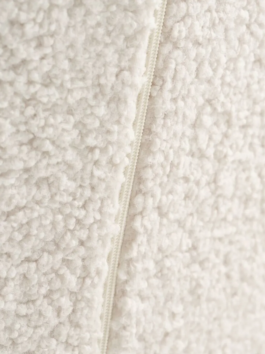 Sillones>JYSK HUNDESTEDSillón HUNDESTED felpa blanco crudo/color roble natural Blanco roto