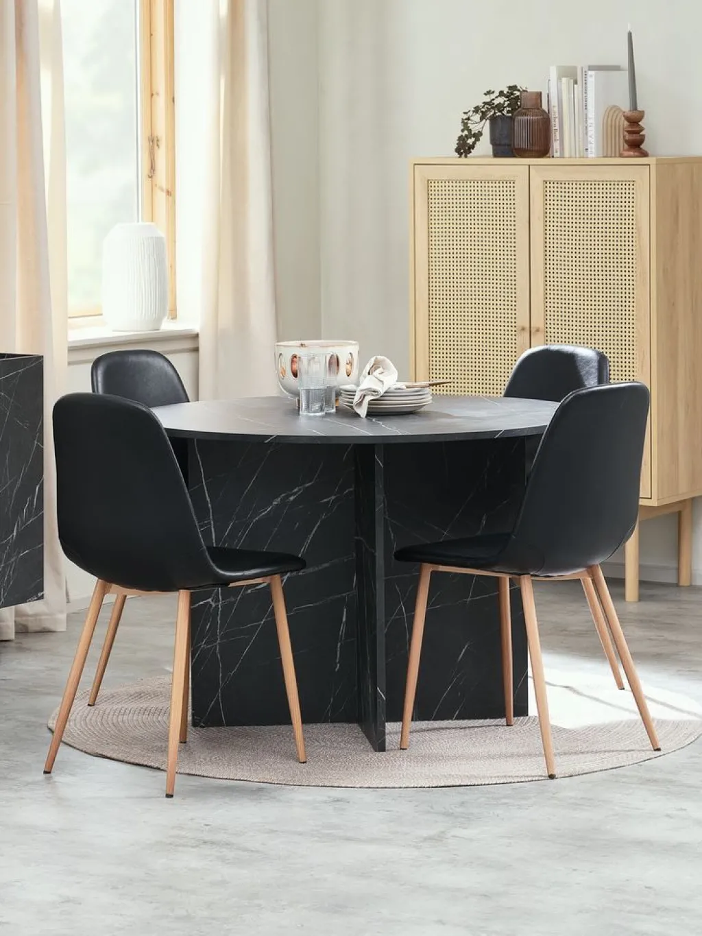 Mesas De Comedor|Conjuntos De Comedor>JYSK KRONDAL + JONSTRUPMesa KRONDAL Ø110 mármol + 4 sillas JONSTRUP negro Negro+Roble natural