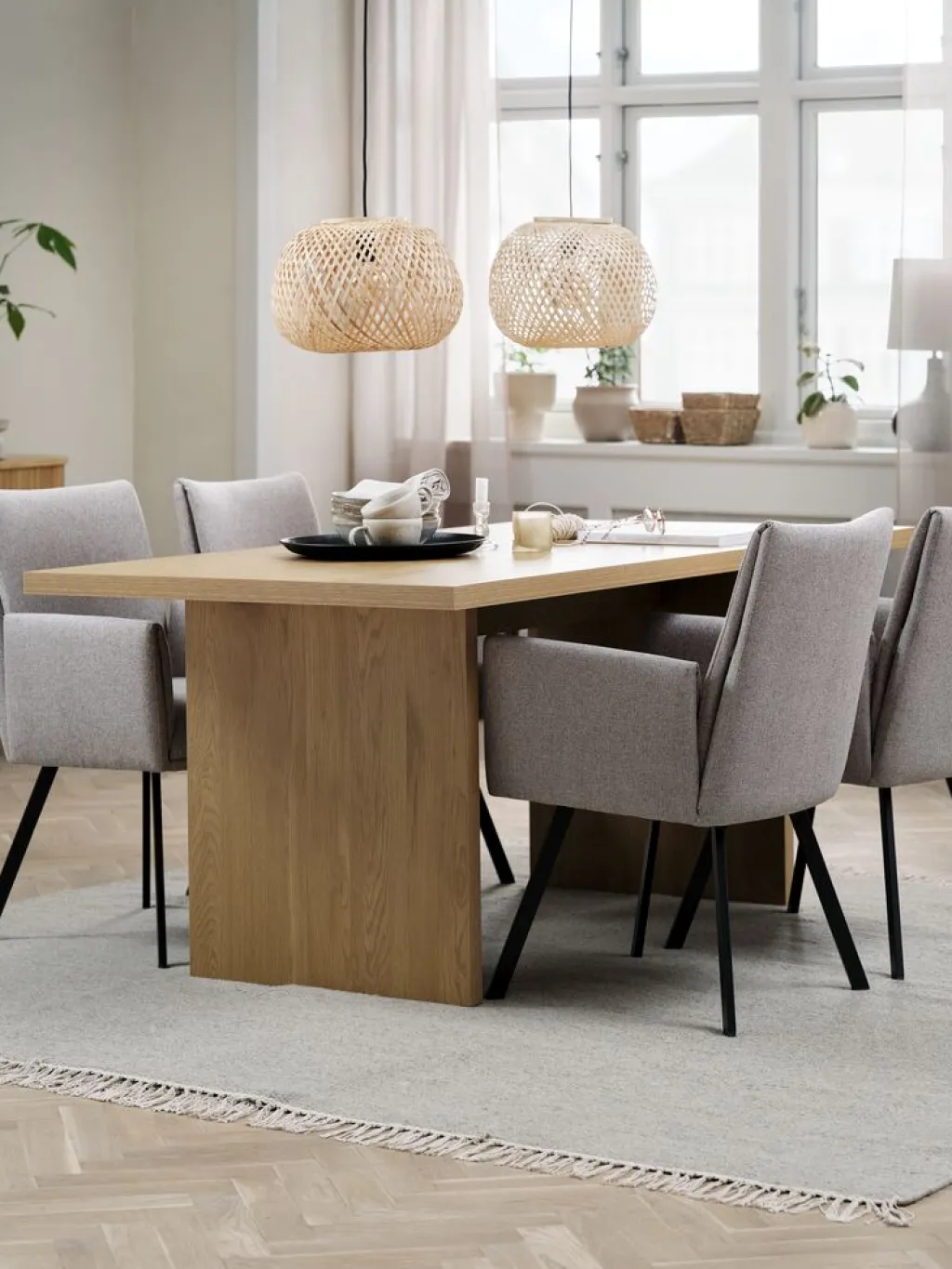 Mesas De Comedor|Conjuntos De Comedor>JYSK MUNKEBY + GJESINGMesa MUNKEBY L180 roble cálido + 4 GJESING beis/negro