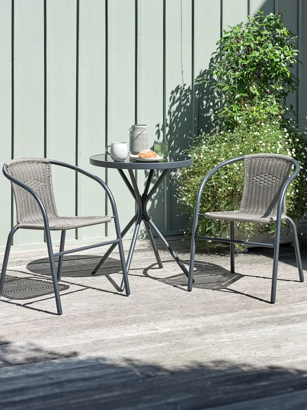 Conjuntos Mesa Y Sillas De Jardín>JYSK RADSTRUP + GRENAAMesa RADSTRUP Ø60 negro + 2 sillas GRENAA gris