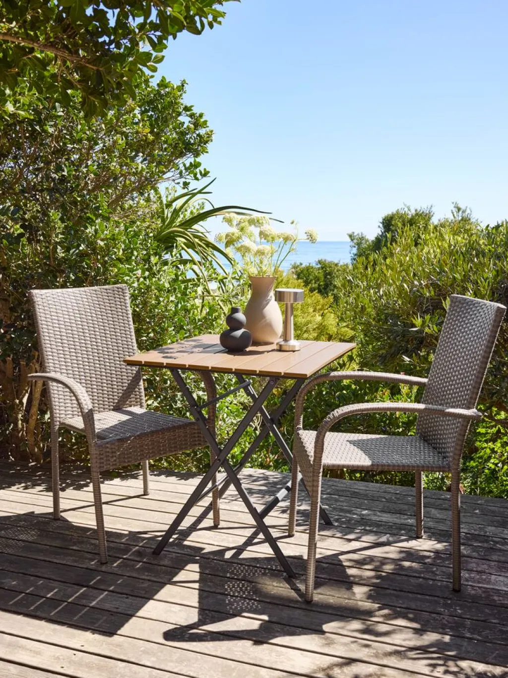 Conjuntos Mesa Y Sillas De Jardín>JYSK SANDVIKA + GUDHJEMMesa SANDVIKA L65 + 2 sillas GUDHJEM natural