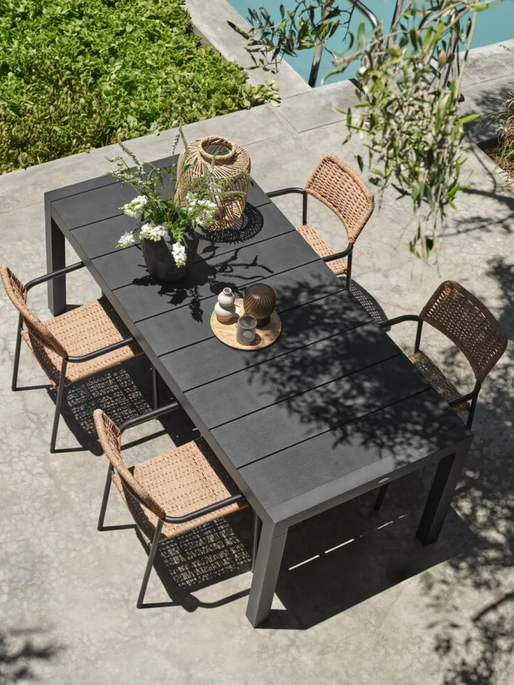 Conjuntos Mesa Y Sillas De Jardín>JYSK TYDAL + ORKANGERMesa TYDAL L208/272 negro + 4 sillas ORKANGER natural
