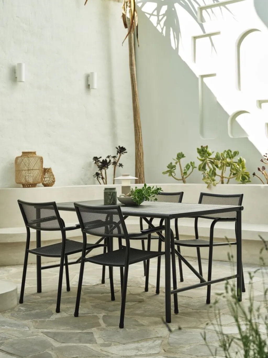 Conjuntos Mesa Y Sillas De Jardín>JYSK VIERLI + HEMSEDALMesa VIERLI L149 + 4 sillas HEMSEDAL negro